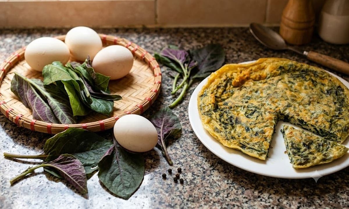 Trứng gà với lá mơ có tác dụng gì với người trung niên? Bác sĩ lưu ý 3 điểm nên biết trước khi ăn