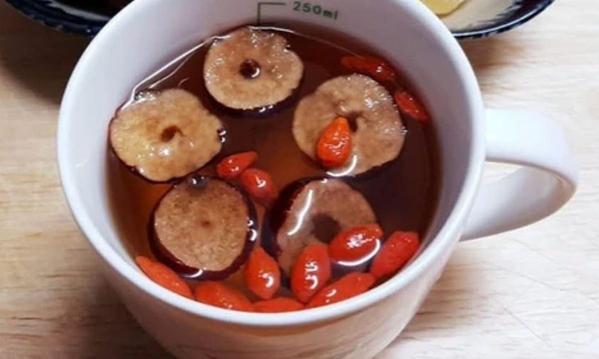 Dùng 1 quả táo đỏ nấu nước dưỡng nhan hiệu quả: Da trắng hồng, đỡ bắt nắng khoẻ từ bên trong